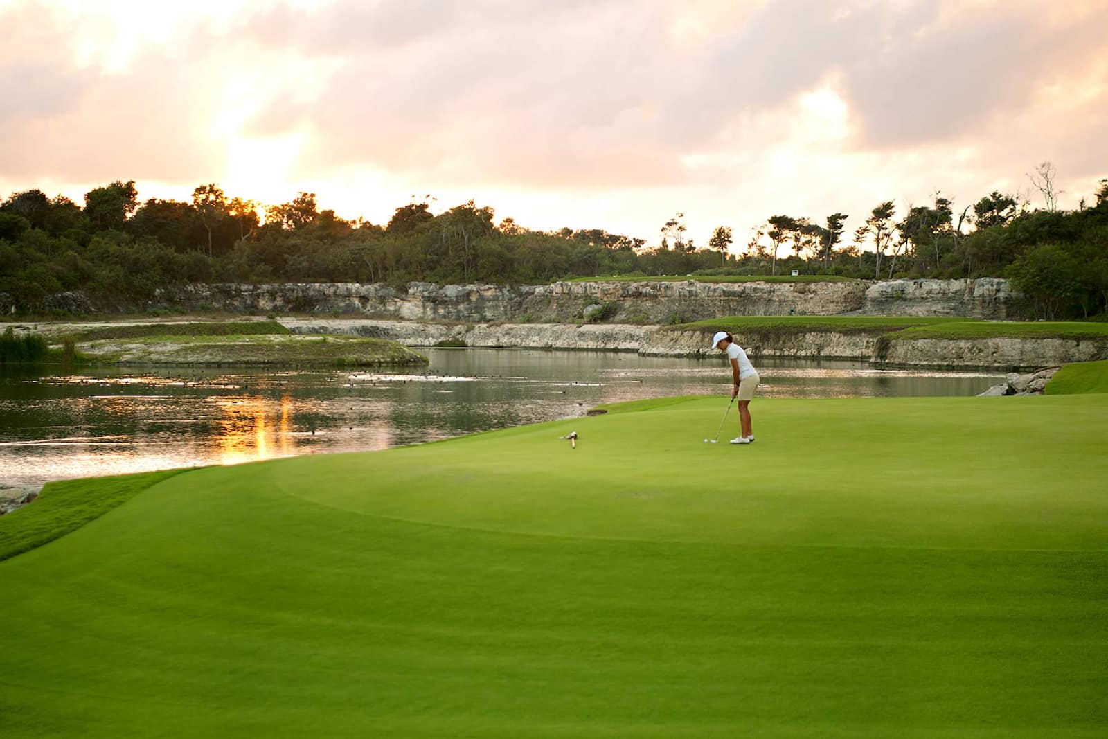 https://www.bahia-principe.com/content/image/g/1418234028113/golf-sian-kaan.jpg