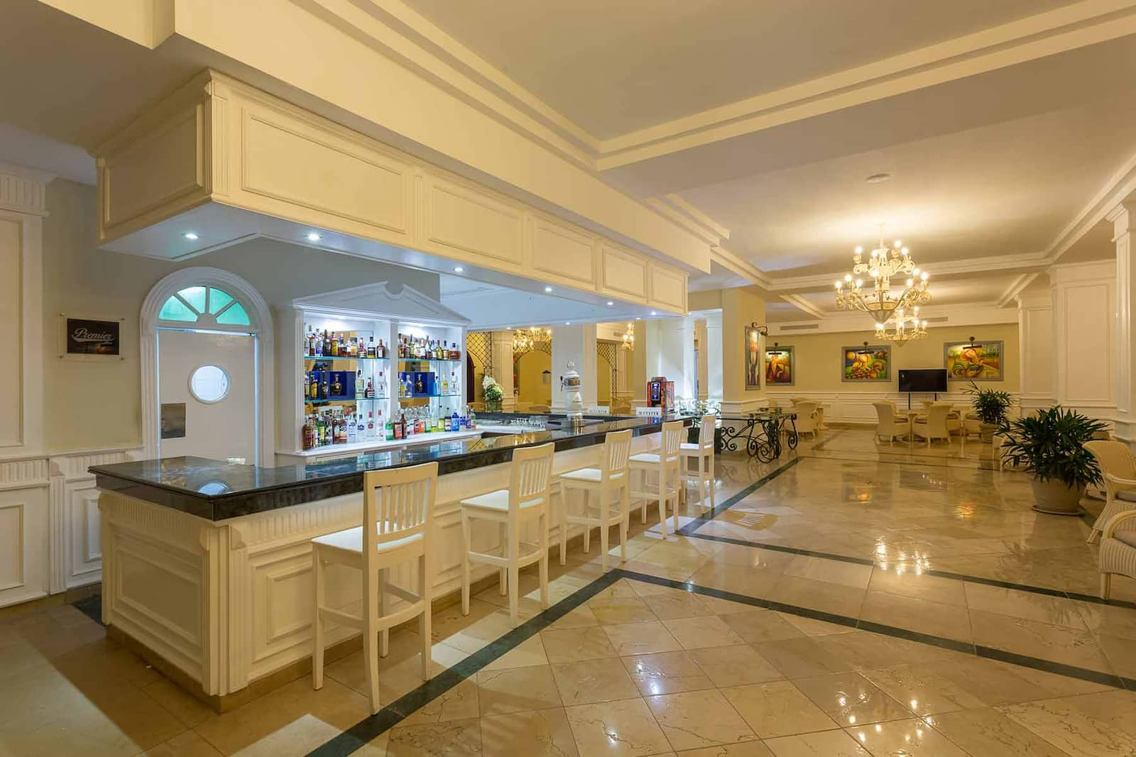 https://www.bahia-principe.com/content/image/g/1418234029497/cayacoa-lobby-bar.jpg