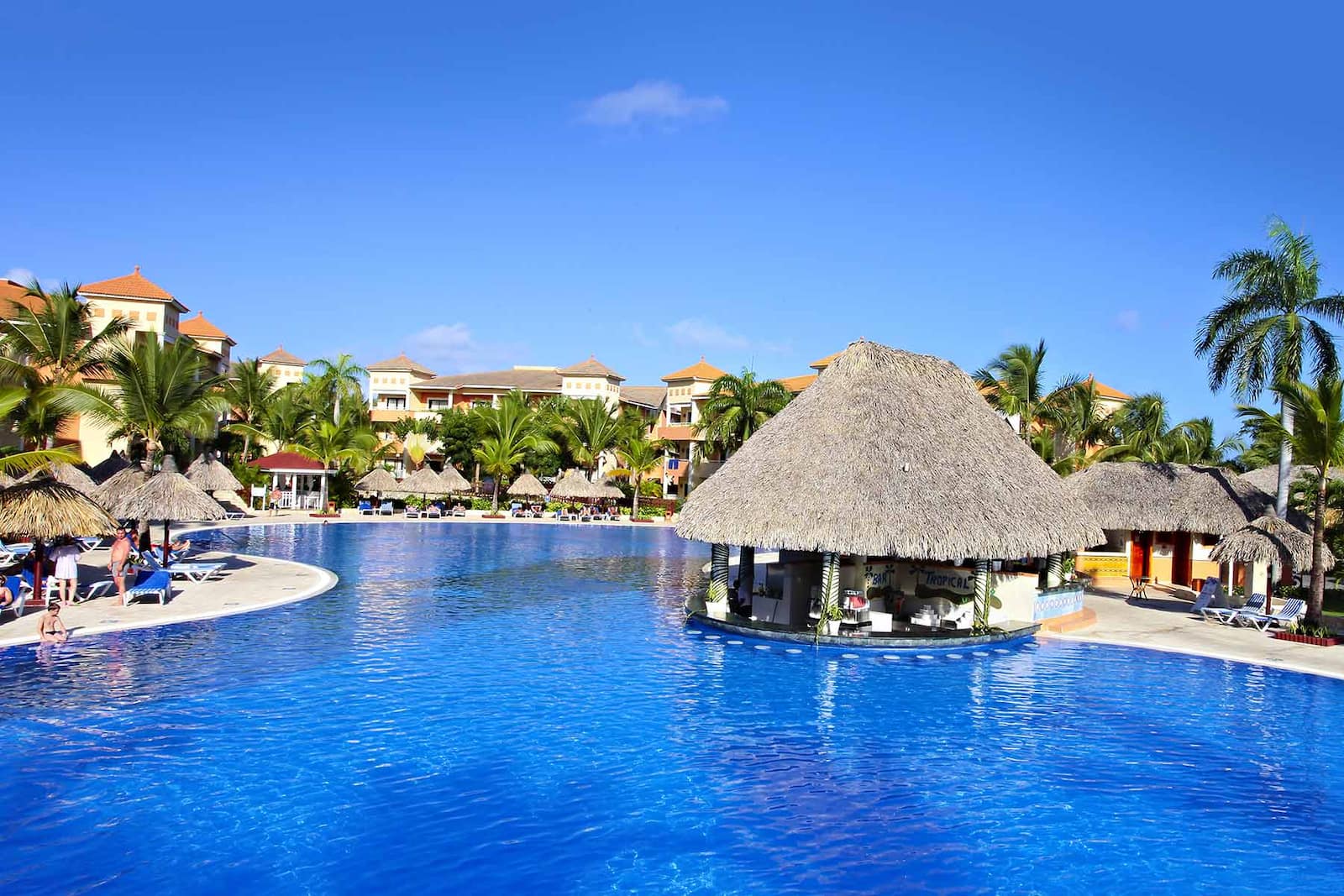 https://www.bahia-principe.com/content/image/g/1418234044804/poolbar-turquesa.jpg