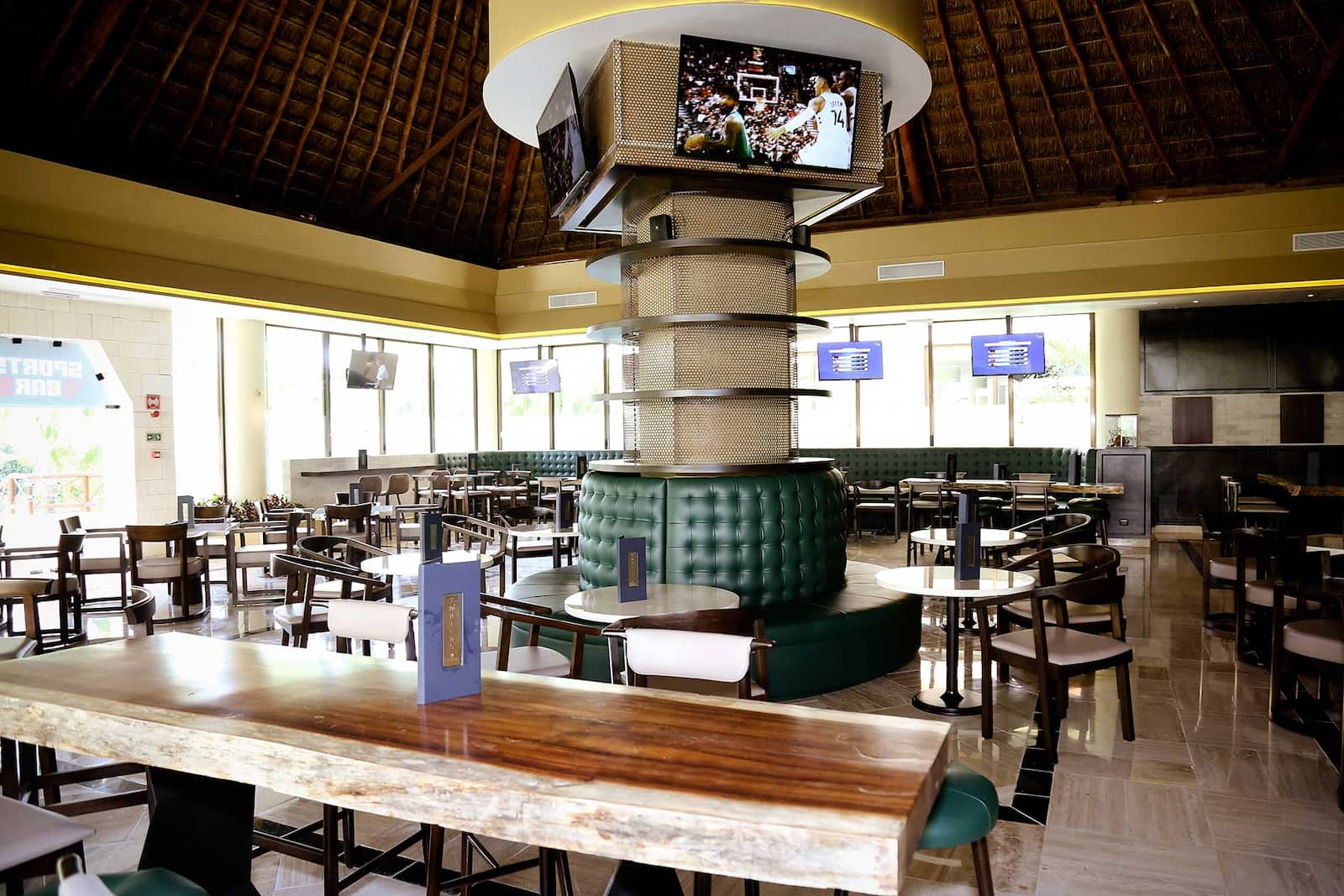 https://www.bahia-principe.com/content/image/g/1418244768123/Sports-Bar-coba-5.jpg