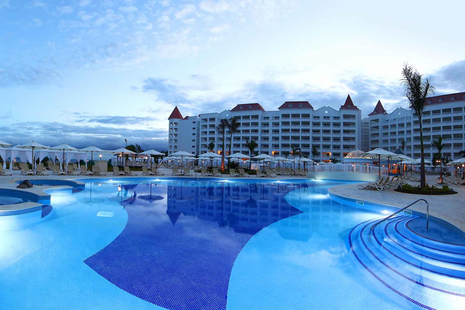 https://www.bahia-principe.com/content/image/g/1418244802714/runaway-bay-pool-night.jpg