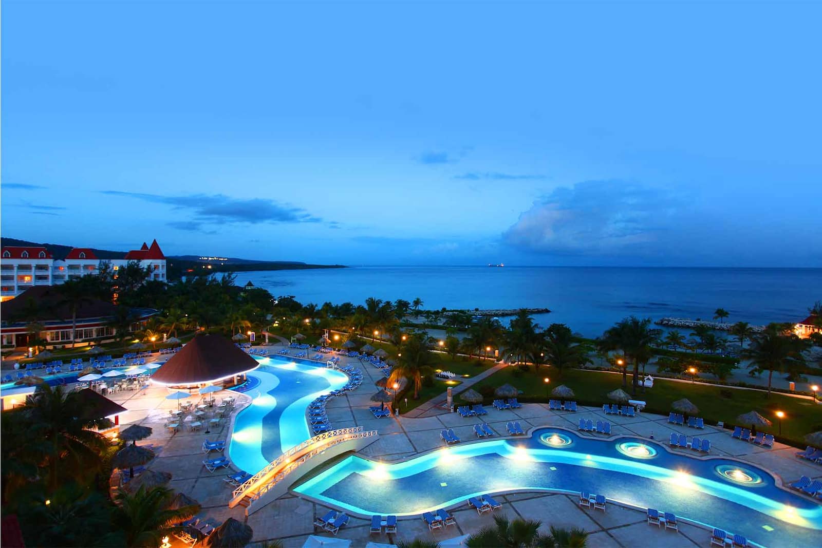 https://www.bahia-principe.com/content/image/g/1418245986329/resort-jamaica-night.jpg