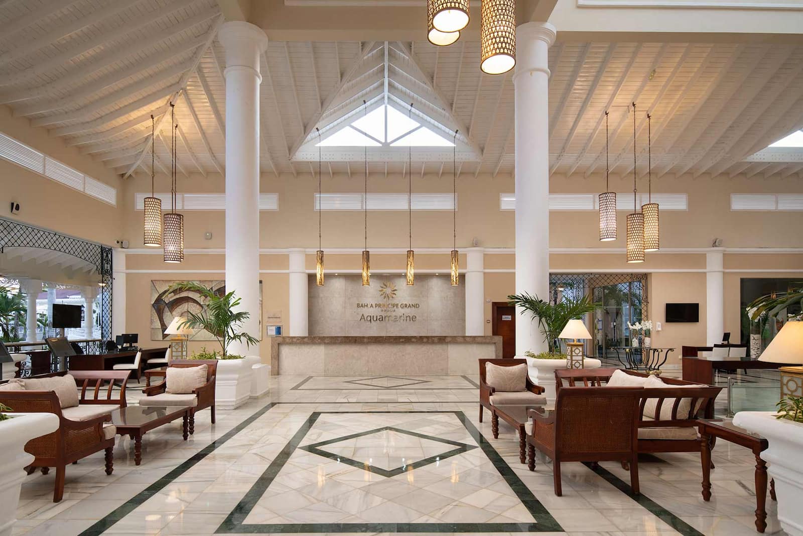 https://www.bahia-principe.com/content/image/g/1418249748211/aquamarine-lobby.jpg