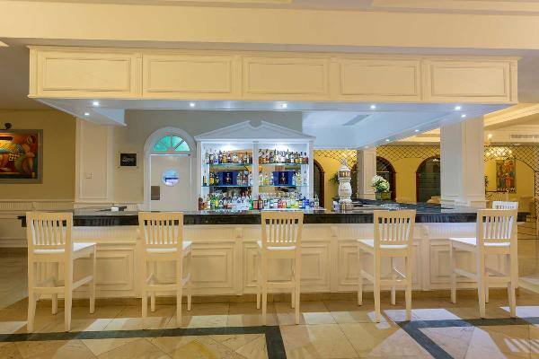 Hotel Bar at Grand Bahia Principe Cayacoa