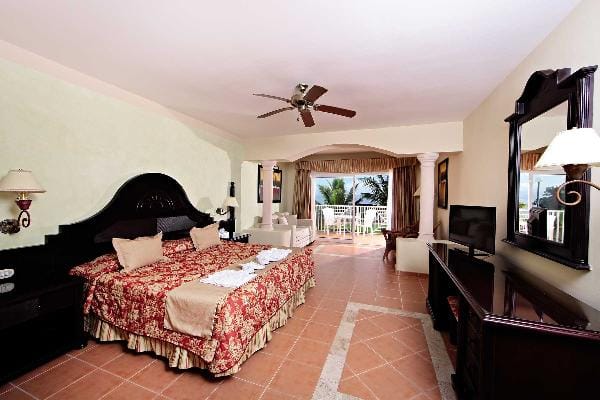 Junior Suite Superior Room Grand Bahia Principe Cayacoa 1