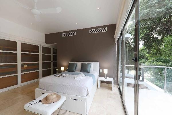 Main picture house 3 rooms 6 adults and 1 children 1