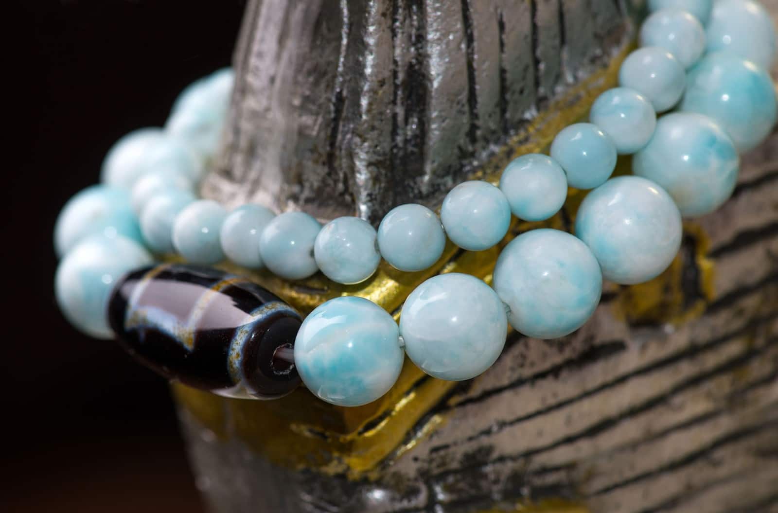 ¿De dónde provienen el ámbar y el larimar?