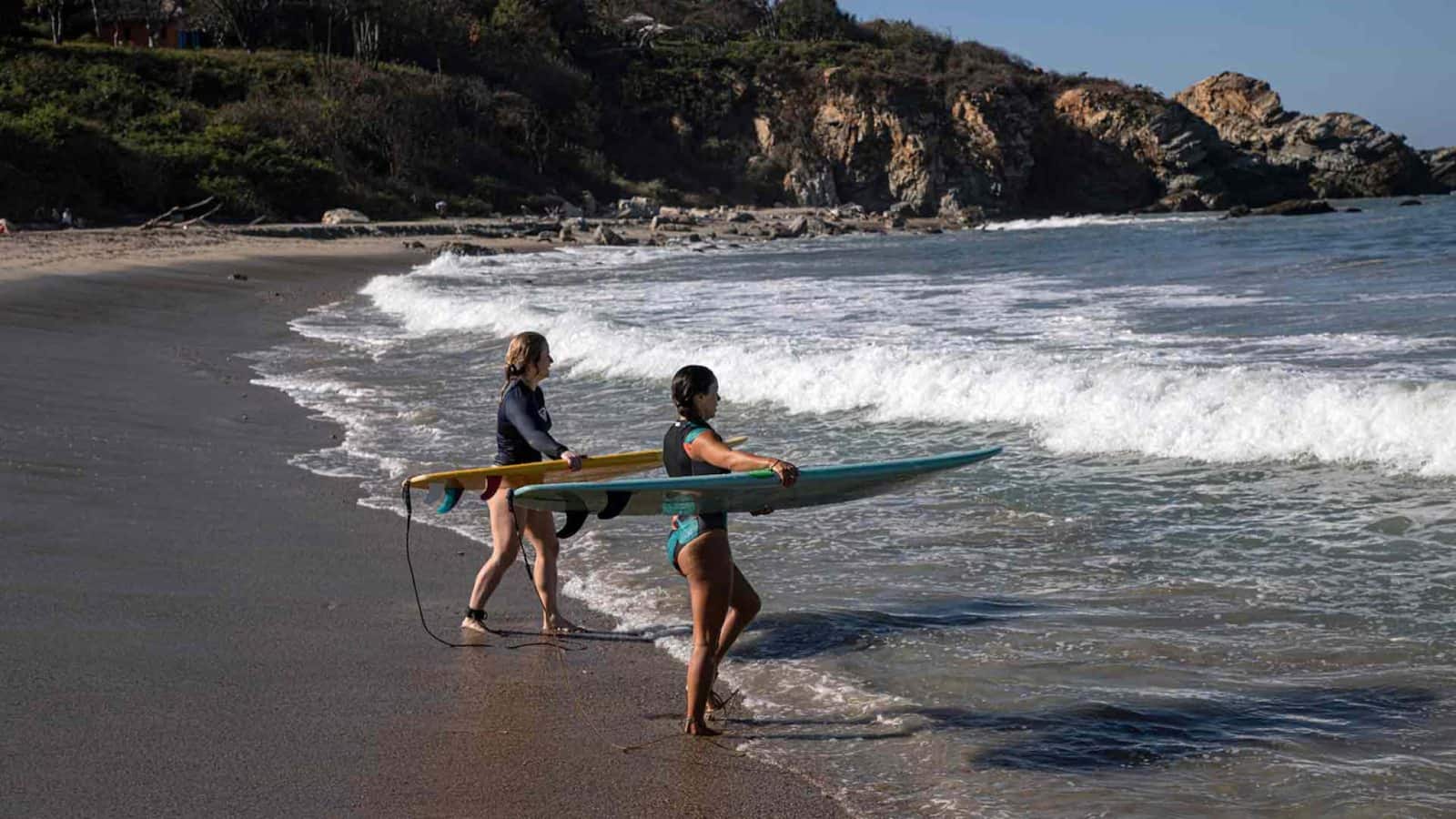 La mejor temporada para surfear en México
