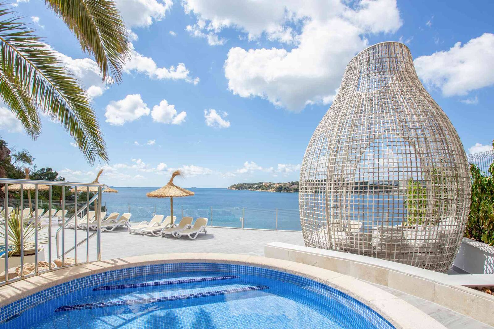 Piscina hotel Bahia Principe Escape Coral Playa enfrente del mar