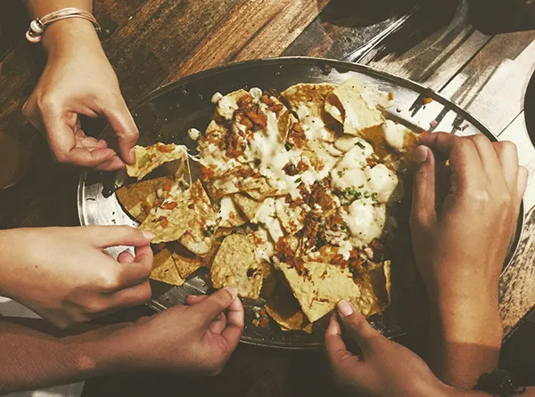 Comer nachos en Riviera Maya
