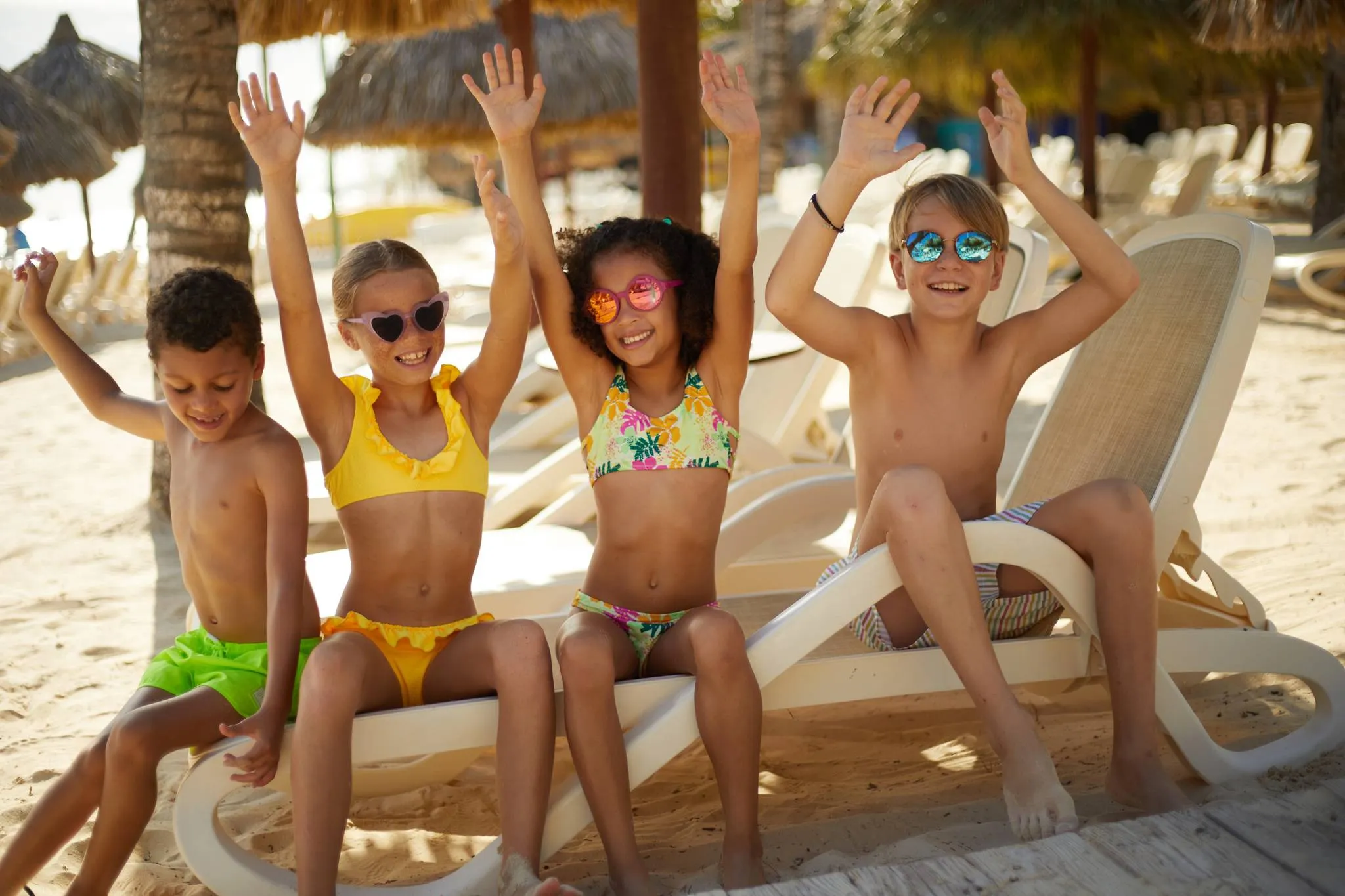 Enfants heureux sur la plage du Bahia Principe Explore Esmeralda