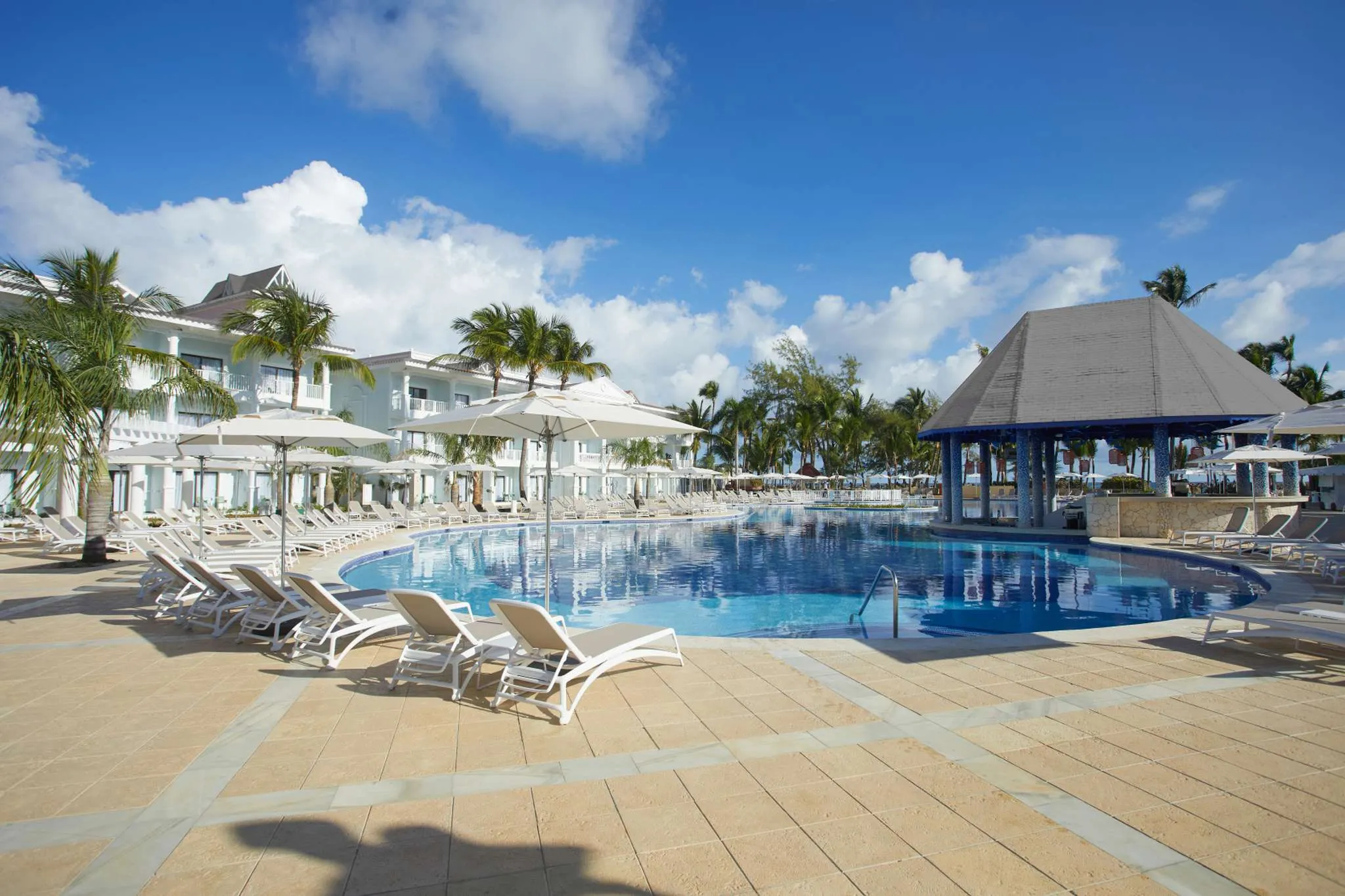Piscina del hotel Bahia Principe Esmeralda con bar dentro de la piscina