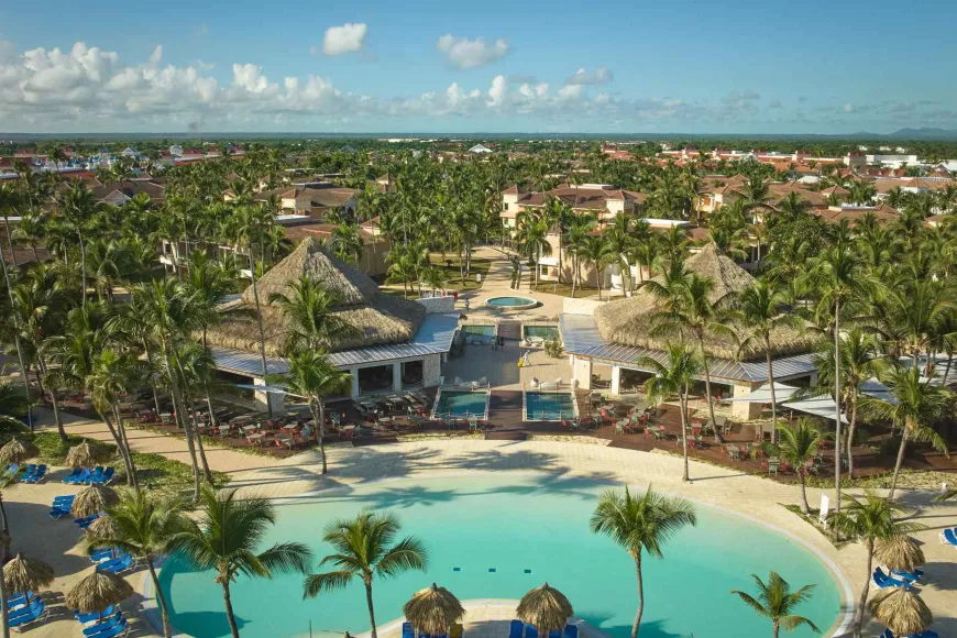 piscina y palmeras en Bahia Principe Punta Cana